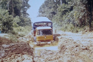 GLP203J - Africa southbound 1977 (3) - Pothole Zaire - Leader Derek Biddle